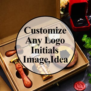 Könnte beinhalten: Eine Holzbox mit Siegelstempel, Wachsperlen, einem Schmelzlöffel und einer Kerze. Ein Ring in einer roten Schachtel ist ebenfalls zu sehen. Der Text auf dem Bild lautet "Customize Any Logo Initials Image, Idea."