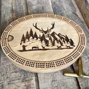 Planche de cribbage avec des scènes de chasse entièrement personnalisées.