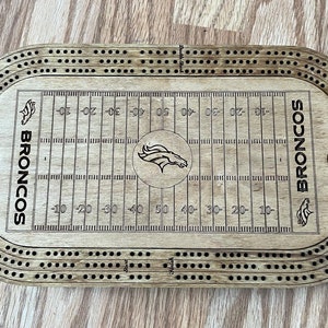 Tablero de cribbage de fútbol. Estadio de fútbol hecho a medida con cualquier equipo.