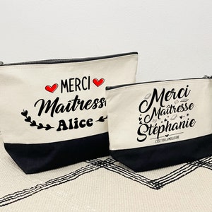 Op de afbeelding: Twee witte canvas ritszakjes met zwarte bies. Het grotere zakje heeft rode hartjes en de tekst "Merci Maitresse Alice". Het kleinere zakje heeft de tekst "Merci Maitresse Stéphanie C'est toi la meilleure".