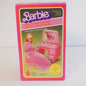 Tocador y asiento de la colección Barbie Dream Furniture de Mattel, en perfecto estado, en caja, estilo vintage.