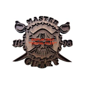 Op de afbeelding: Een houten uitsnijding van een piraten schedel met gekruiste zwaarden en de tekst "MASTER CHIEF 93".