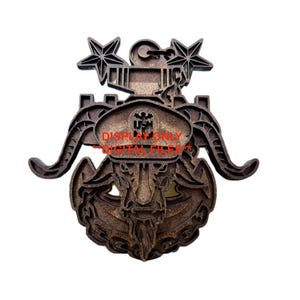 Puede incluir: Un recorte de madera del emblema de los Navy SEAL de los Estados Unidos. El emblema presenta un tridente, una cabeza de carnero y una estrella. Las palabras "DISPLAY ONLY DIGITAL FILES" están impresas en el recorte.