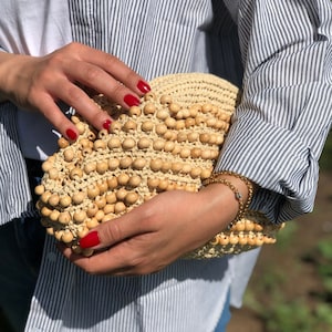 Bolso clutch con cuentas de rafia beige para mujer, bolso clutch de playa de paja, bolso clutch de rafia de boda con cerradura de metal oculta