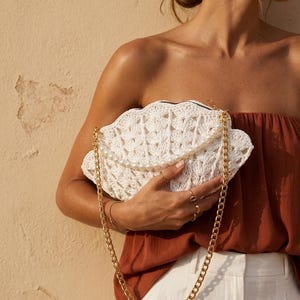 Crochet Raffia Oyster Crossbody Bag, Mini Handbag with City Charm, Knitted Straw Purse for Women