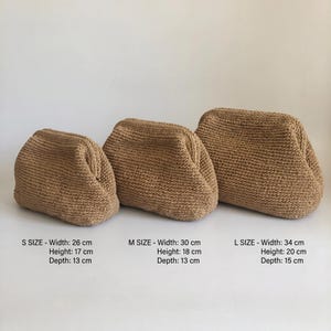 May include: Three tan crocheted pouches in small, medium, and large sizes. S size: 26 cm wide, 17 cm high, 13 cm deep. M size: 30 cm wide, 18 cm high, 13 cm deep. L size: 34 cm wide, 20 cm high, 15 cm deep. The pouches have a textured surface.
