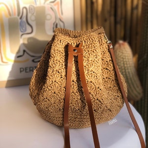 BUCKET BAG 20 IN BEIGE WOVEN RAFFIA EMBOSSED LOGO