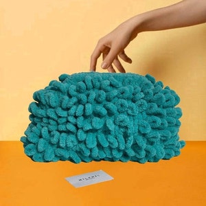 Winterblauwe gezwollen clutch handtas voor dames, buideltasje met verborgen metalen sluiting, pluizige teddywollen tas