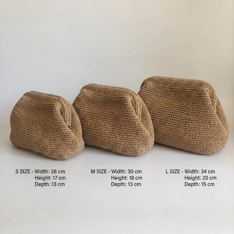 Puede incluir: Tres bolsos tejidos de color tostado en tama&ntilde;os peque&ntilde;o, mediano y grande. Talla S: 26 cm ancho, 17 cm alto, 13 cm fondo. Talla M: 30 cm ancho, 18 cm alto, 13 cm fondo. Talla L: 34 cm ancho, 20 cm alto, 15 cm fondo. Superficie texturizada.