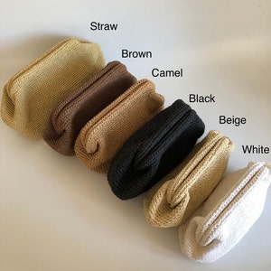 Puede incluir: Seis bolsos peque&ntilde;os y rectangulares de ganchillo dispuestos en fila, etiquetados como Straw, Brown, Camel, Black, Beige y White. Cada bolso presenta una superficie tejida texturizada y un dise&ntilde;o de apertura superior en colores neutros.