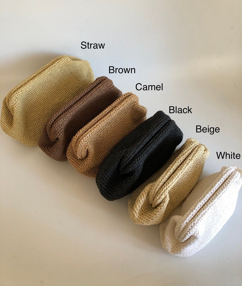 Puede incluir: Seis bolsos peque&ntilde;os y rectangulares de ganchillo dispuestos en fila, etiquetados como Straw, Brown, Camel, Black, Beige y White. Cada bolso presenta una superficie tejida texturizada y un dise&ntilde;o de apertura superior en colores neutros.