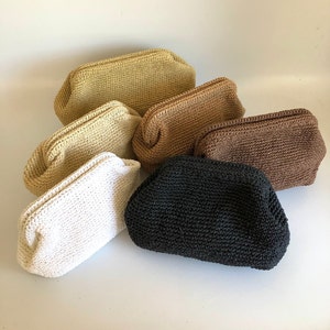 Puede incluir: Una colecci&oacute;n de seis peque&ntilde;os estuches rectangulares hechos de hilo de ganchillo. Los estuches se presentan en una variedad de colores s&oacute;lidos y neutros, incluyendo blanco, negro, marr&oacute;n oscuro, tostado, beige y un tono amarillo mostaza.