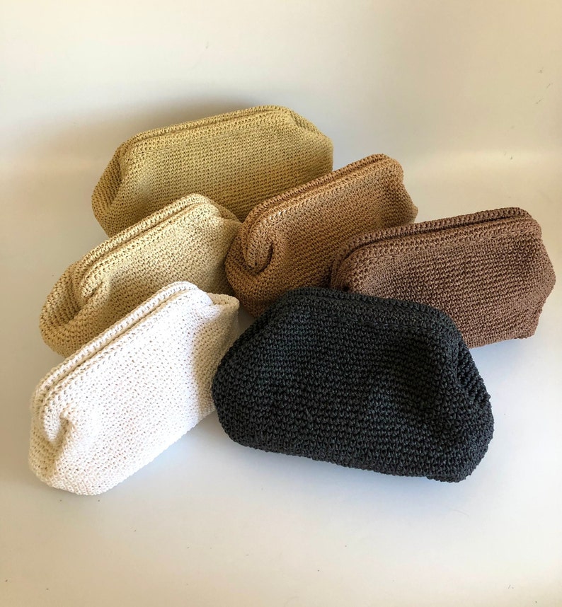 Puede incluir: Una colecci&oacute;n de seis peque&ntilde;os estuches rectangulares hechos de hilo de ganchillo. Los estuches se presentan en una variedad de colores s&oacute;lidos y neutros, incluyendo blanco, negro, marr&oacute;n oscuro, tostado, beige y un tono amarillo mostaza.