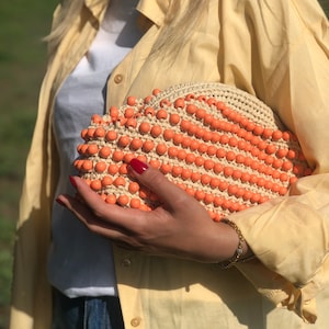 Bolso clutch de rafia con cuentas de salmón, bolso clutch de paja hecho a mano para mujer, bolso clutch de bola de masa tejida