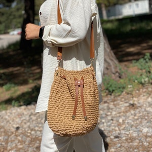 Handgemachte Beuteltasche aus Bast, Kordelzugbeutel aus Bast, Crossbody Bag in Lederriemen, Schultertasche aus Naturstroh