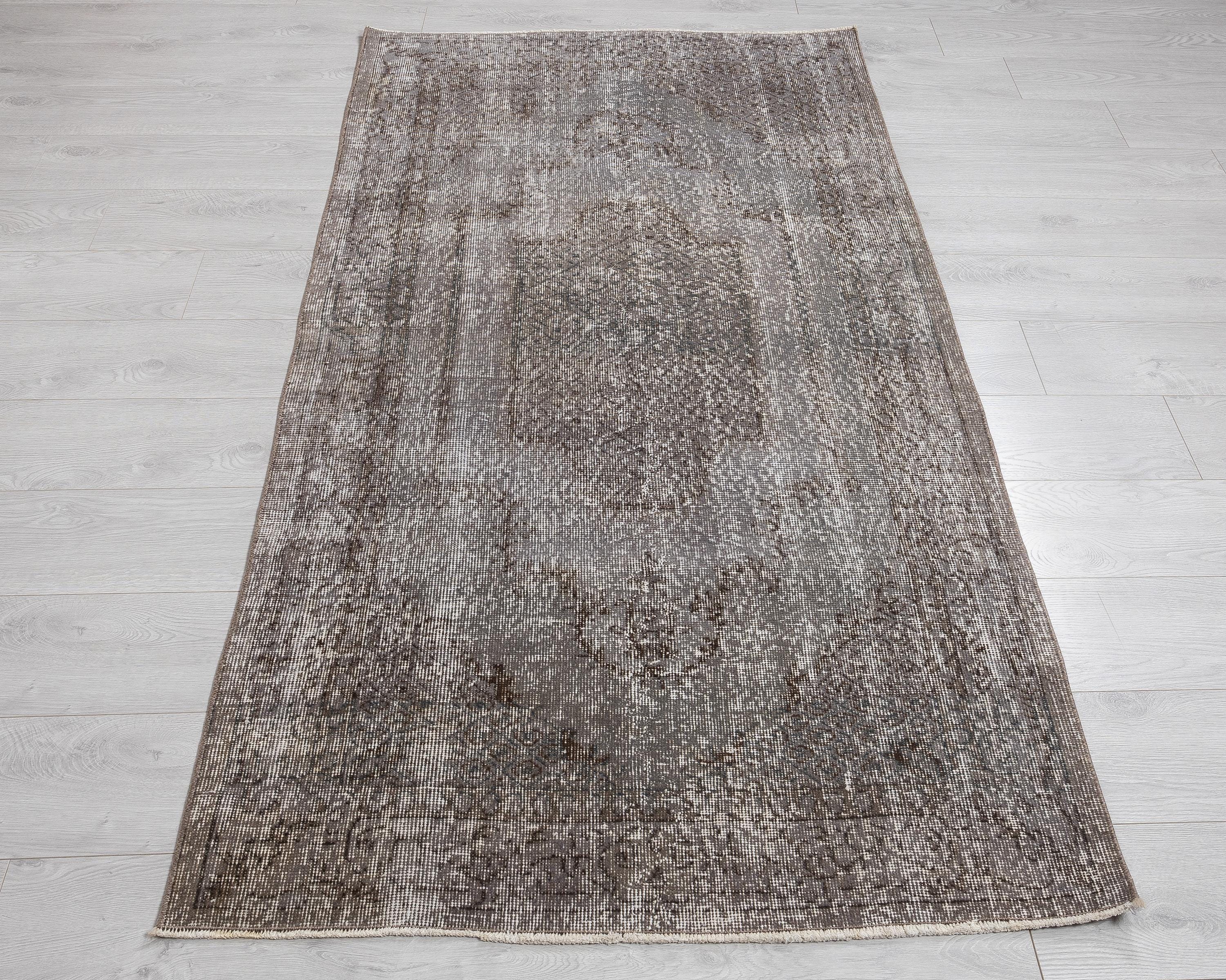 1970a 超大判　グレー　オーバーダイ　トルコ製　ヴィンテージラグ 4x7 ヴィンテージ ウシャックラグ：グレーのオーバーダイ加工トルコ