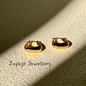 Earrings in the shape of a lady&#39;s handbag, elegant and fashionable, ideal for relatively formal occasions.
