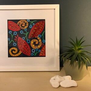 Bellissimi, colorati, riciclati imballaggi e collage di carta in una cornice pre-amata.