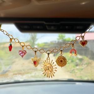 Peut inclure: Ensemble de trois tasses en céramique avec une finition mate et mouchetée. Les tasses sont de couleur crème, gris clair et gris foncé. Chaque tasse a un design simple et minimaliste, parfait pour le café ou le thé.