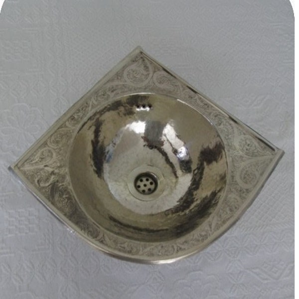 Lave-mains argenté marocain d'angle en maillechort gravé 30 x 30 cm - à encastrer / Lavabo coin WC / Vasque en métal pour espace toilettes