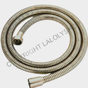 Può includere: Un tubo flessibile per doccia dorato con un design intrecciato. Il tubo ha due connettori metallici a ciascuna estremità.