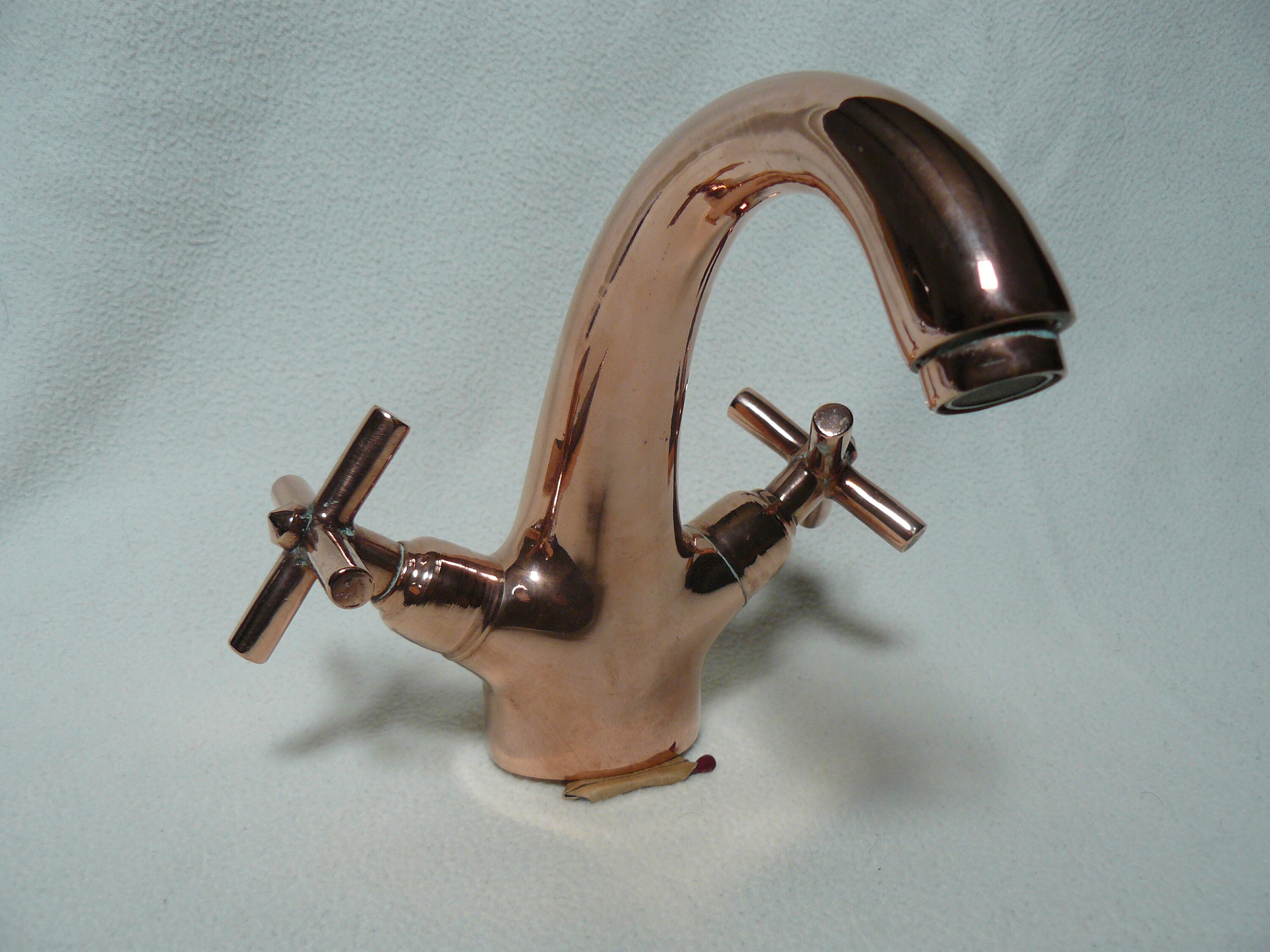 Robinet Mélangeur de Lavabo sur Gorge Finition Cuivre Rouge, Poignées Croisillon avec Mécanismes Cér