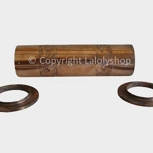 Op de afbeelding: Een koperkleurige metalen buis met decoratieve gravures en twee bijpassende koperkleurige metalen ringen. © Copyright Lalolyshop