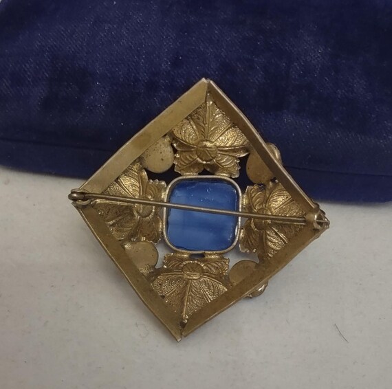 Broche Art Déco En Verre Tchèque Bleu - Monture Laiton Ouvragé Floral - 40x24mm
