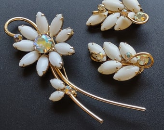 Broche y pendientes de flores opacas blancas