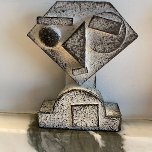 Miniaturskulptur, Holzmontagekunstwerk, handgefertigte Unikate. Zusammengesetzt aus Reststücken. Recycelte Minikunst.