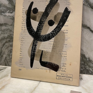 Pagina di libro dipinta con 'abstractus' su carta vintage. originale fatto a mano. Opera d'arte astratta