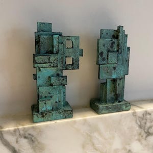 Par (2) de pequeños tótems de cartón, pintura acrílica 'bronce falso'. esculturas en miniatura. piezas originales (colección)