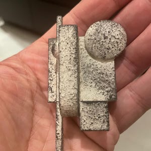 Miniatur-Wandskulptur, Holzkunstwerk, geometrisch-abstrakt. Handgefertigtes Original (Wandbrosche).