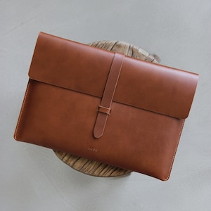 Custodia in pelle per MacBook | Custodia per MacBook con patta | Custodia per MacBook | Custodia minimalista per MacBook | 13", 14", 15", 16" | marrone