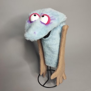 手作りの青いモンスター人形：まつげのある面白い毛むくじゃらの友達