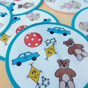 Druckbares Kartenspiel für Vorschulkinder und Grundschüler; finde das fehlende Spielzeug auf jeder Karte; Beobachtung; Wahrnehmung; in der Gruppe spielen;