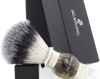 Shaving brush made of synthetic hair with silver tip and wooden handle, foam for wet shaving, green imitation horn, the perfect gift idea