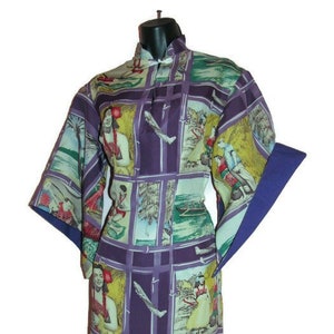以下が含まれることがあります： 紫と緑の模様の入った、マンダリンカラーと長袖のローブ。ローブには、ボートに乗った女性、ビーチにいる女性、畑にいる女性など、さまざまなシーンの人々の画像が繰り返しパターンとして描かれています。ローブの袖には青いトリムが付いています。
