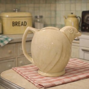 pichet oiseau McCoy vintage des années 1930 - pichet en poterie émaillé crème avec craquelures, décoration de ferme art déco