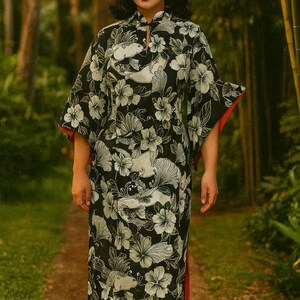 美しいハワイアンパケムードレス、白黒ハイビスカスプリント、コウモリの羽根があしらわれたティキドレス、レディースXLサイズ、バスト45、アジアンフロッグ留め