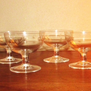 Vintage Coupe Cocktail Glasses – Set of 4 Starburst Etched Glasses – Mid Century Barware – Atomic Era Champagne Coupes