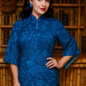 美しいハワイアンパケムードレス、オーシャンライフプリント、コウモリの羽根がデザインされたティキドレス、レディースサイズM、バスト39、アジアンフロッグクロージャー