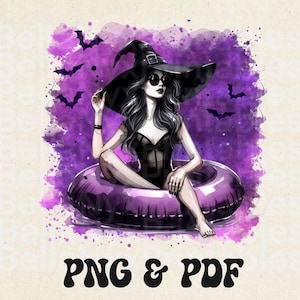 Op de afbeelding: Illustratie van een vrouw in een zwarte heksenhoed en badpak, zittend in een paarse zwemband. De achtergrond heeft een paars aquareleffect met vleermuis silhouetten. De tekst "PNG & PDF" staat onderaan.