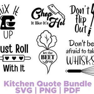 Op de afbeelding: Een set van 10 zwart-witte SVG-snijbestanden met een keukenthema. De tekst bevat zinnen als "Mix It Up", "Chop It Like It's Hot", "Just Roll With It", "Don't Flip Out" en "Don't Be Afraid To Take Whisks".
