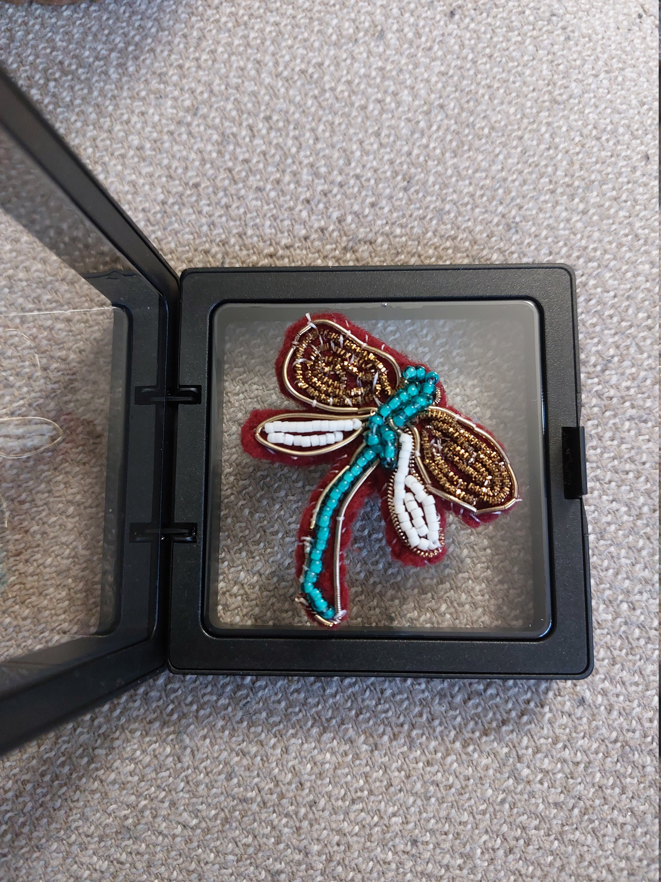 Libellule en Perle et Broderie Dans Cadre