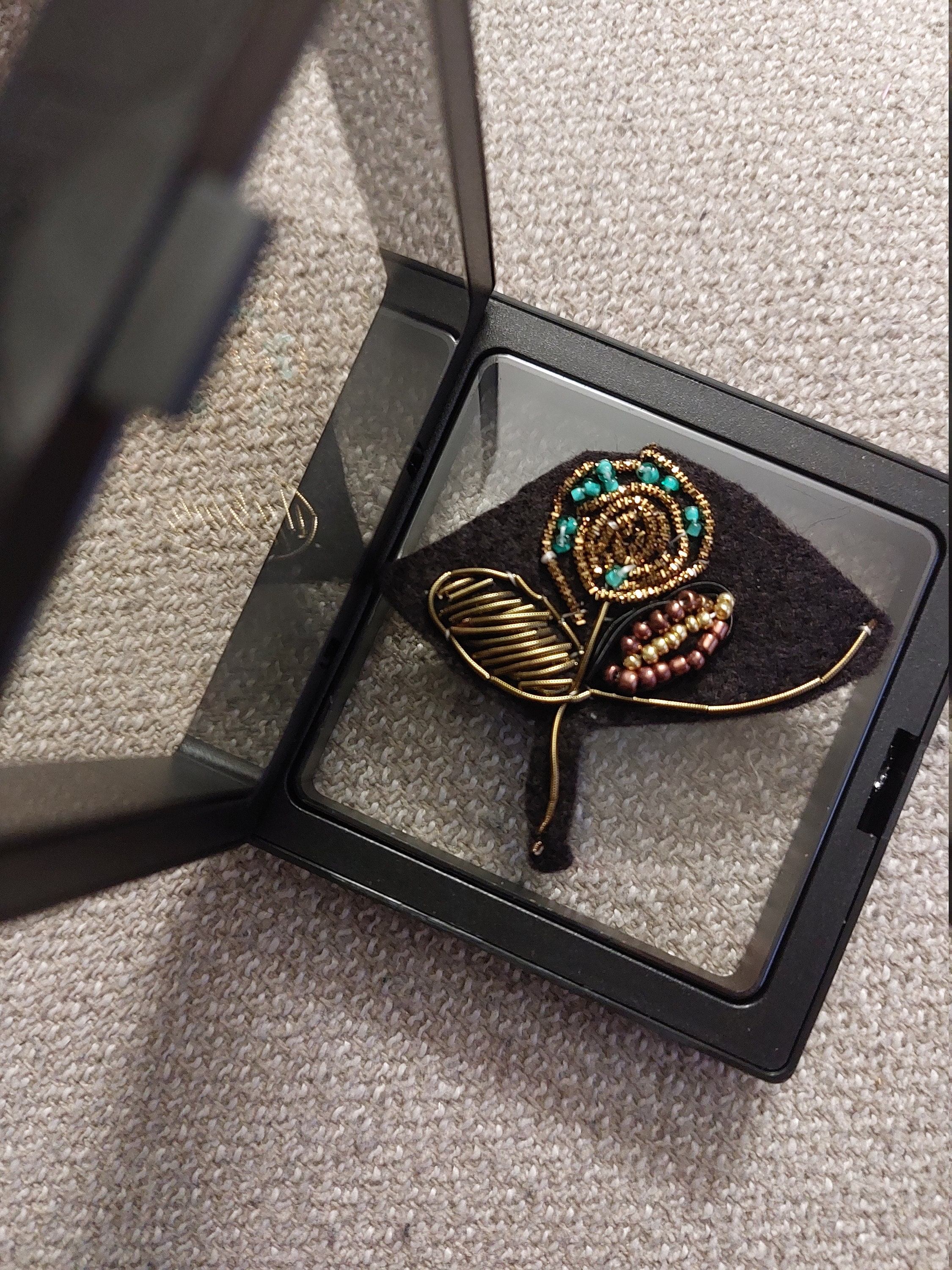 Fleur en Broderie Or et Perles Encadrée