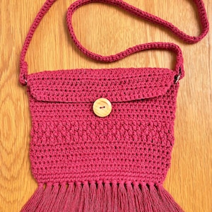 Crocheted crossbody bag with fringe.