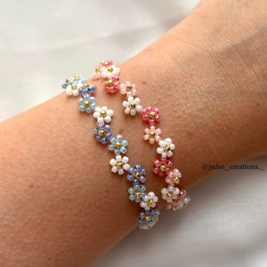 Blumenarmband in Rosa, Blau und Lila | Perlenarmbänder | Gänseblümchen-Armband | Beste Freundin Armband | Brautjungferngeschenk