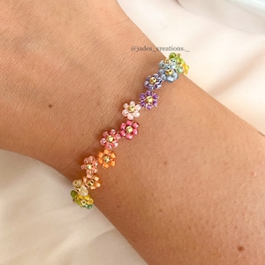 Regenbogen Blumenarmband | Perlenarmbänder | handgefertigtes Armband | Florales Zick-Zack-Muster | Gänseblümchen-Armband