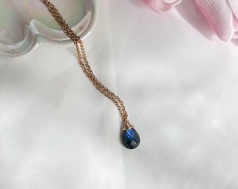 Collana con Labradorite, collana con pietra, collana portafortuna, collana ciondolo, collana minimalista, regalo per donna, collana d’orata.